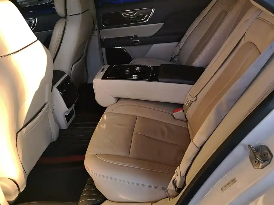 Lincoln Continental 2017 — фото 11