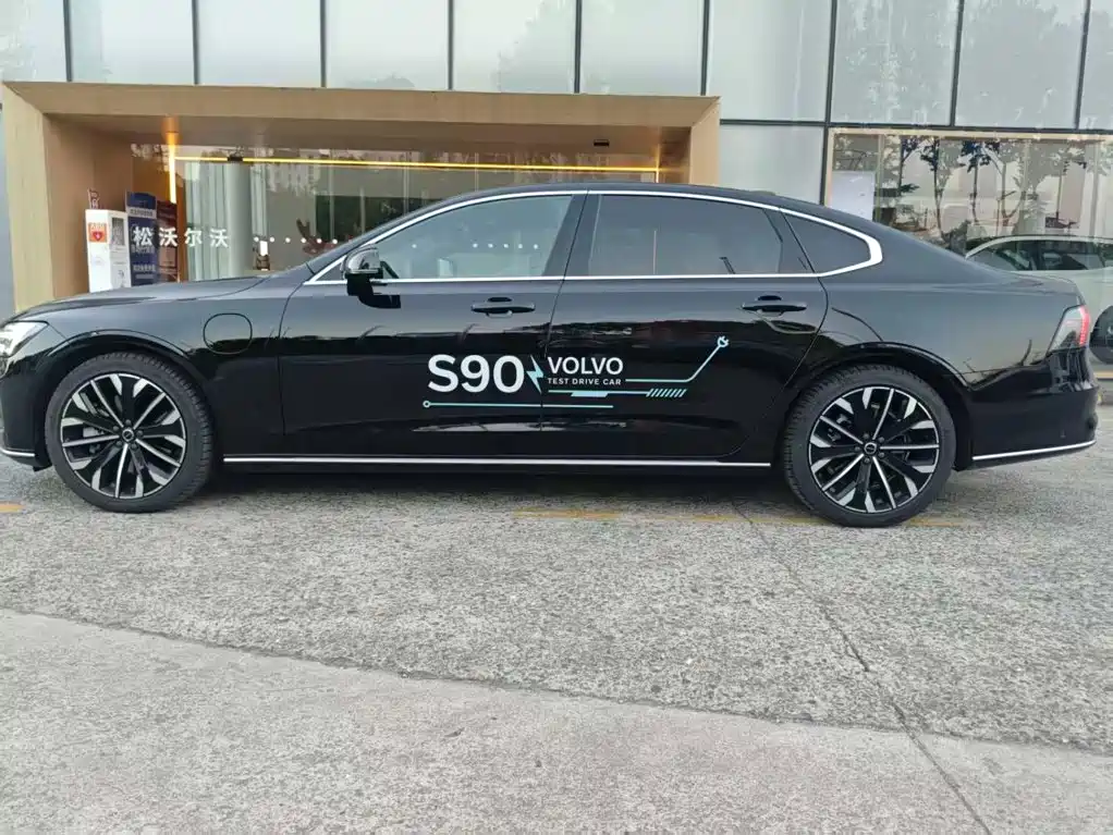 Volvo S90 Plug-In Hybrid 2025 — фото 9