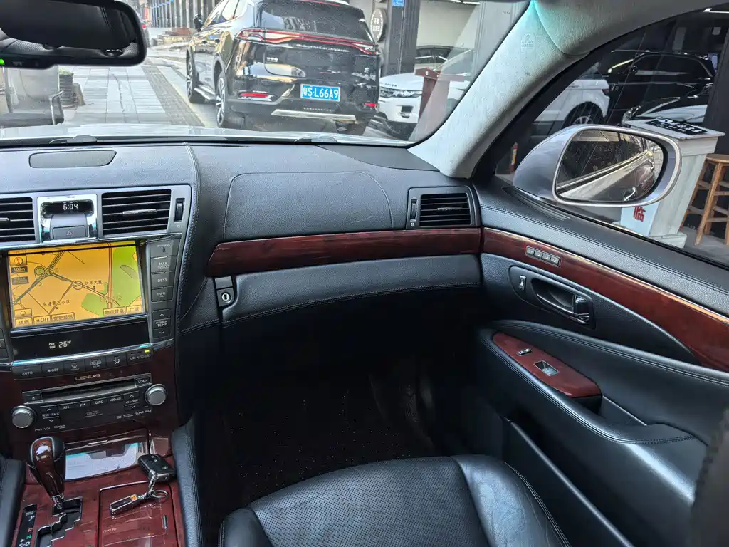 Lexus LS 2010 — фото 15