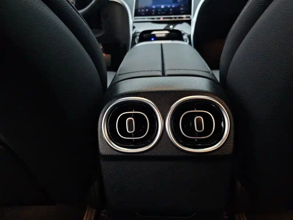 Mercedes-Benz C-Class 2023 — фото 12