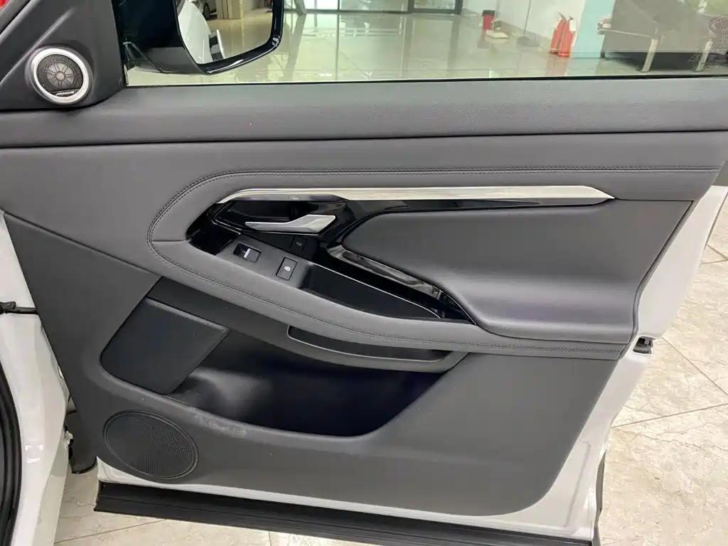 Land Rover Range Rover Evoque 2023 — фото 11