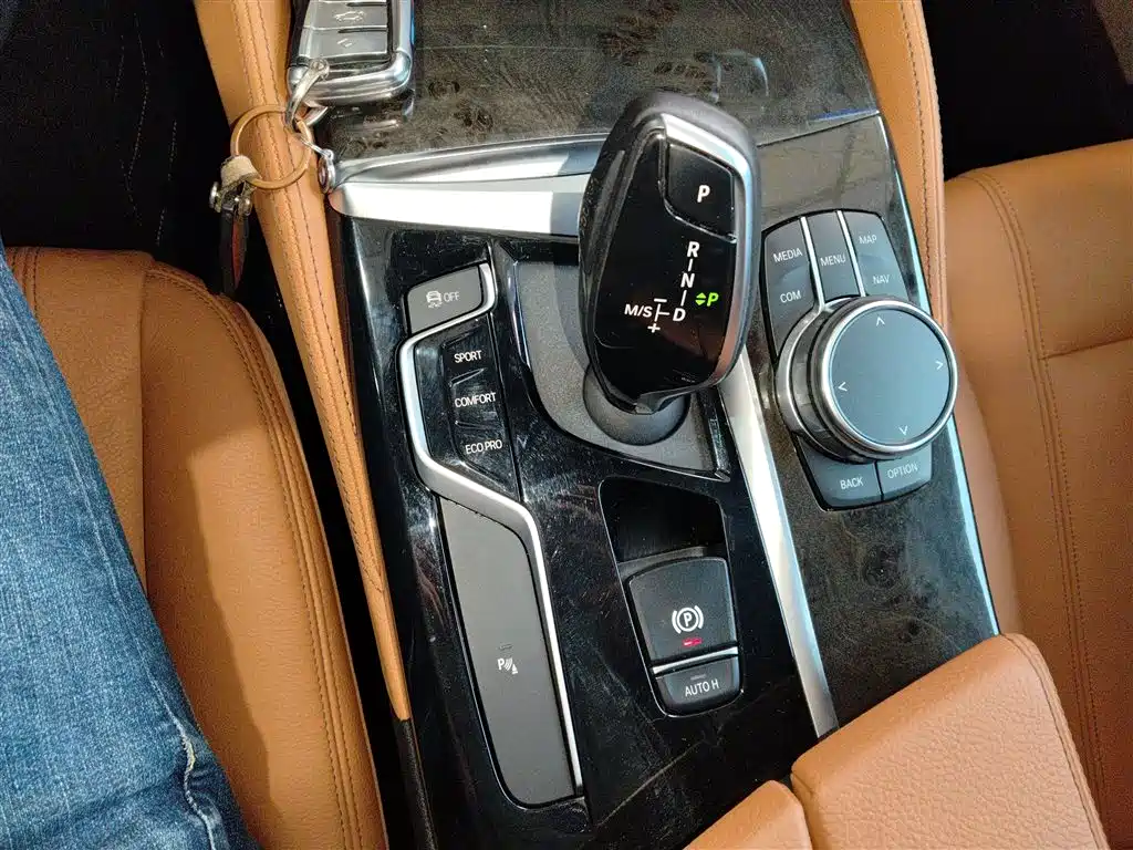 BMW 5 Series 2019 — фото 10