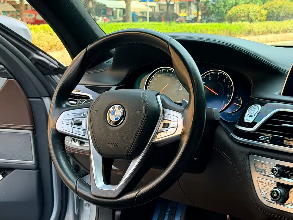 BMW 7 Series 2017 — фото 19