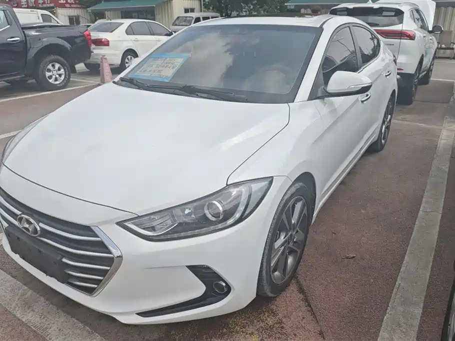 Hyundai Elantra 2018 — фото 1