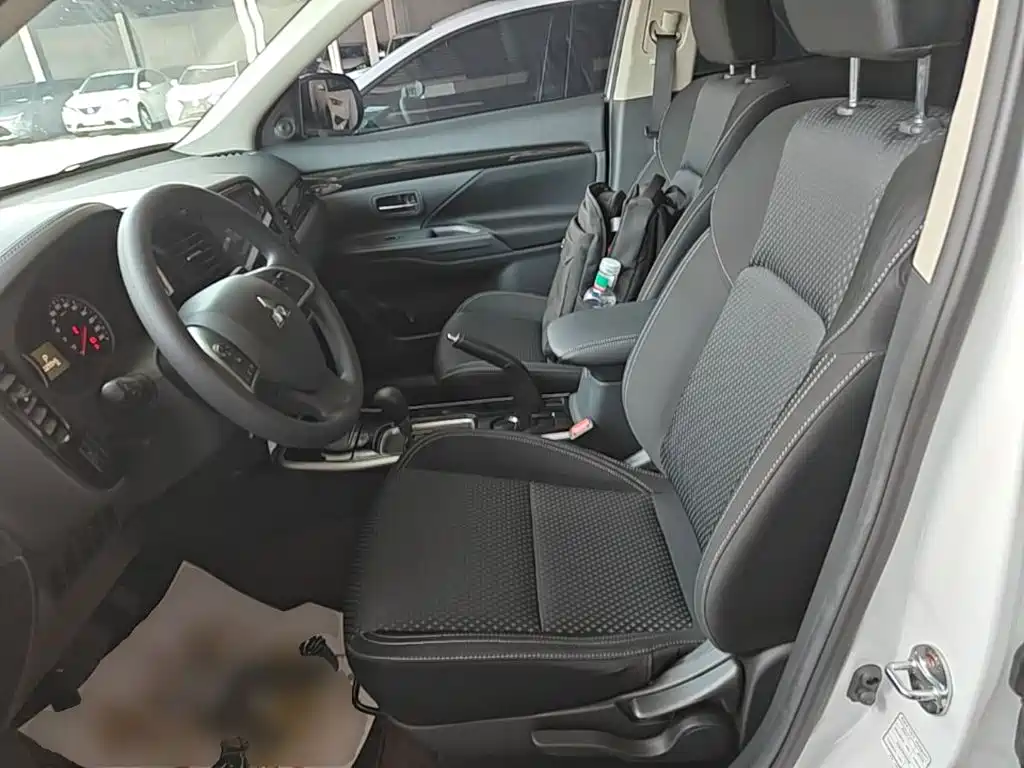 Mitsubishi Outlander 2021 — фото 15