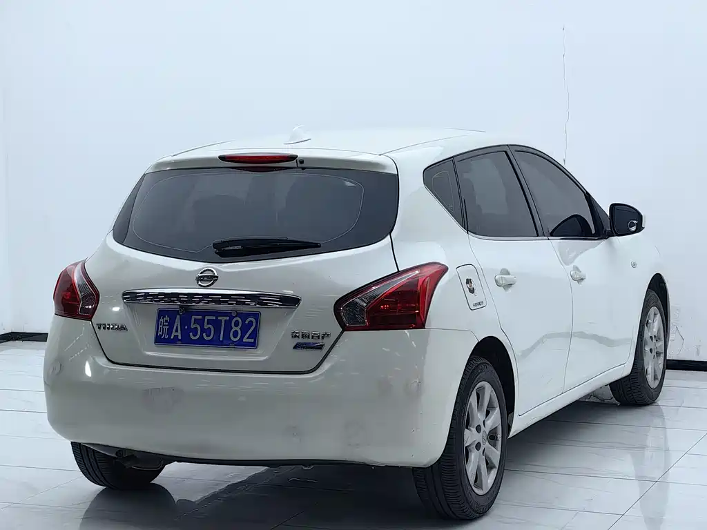 Nissan Tiida 2015 — фото 15