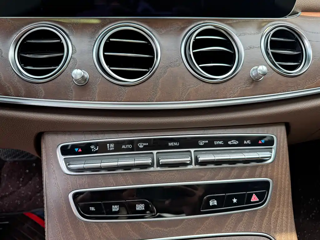 Mercedes-Benz E-Class 2023 — фото 11