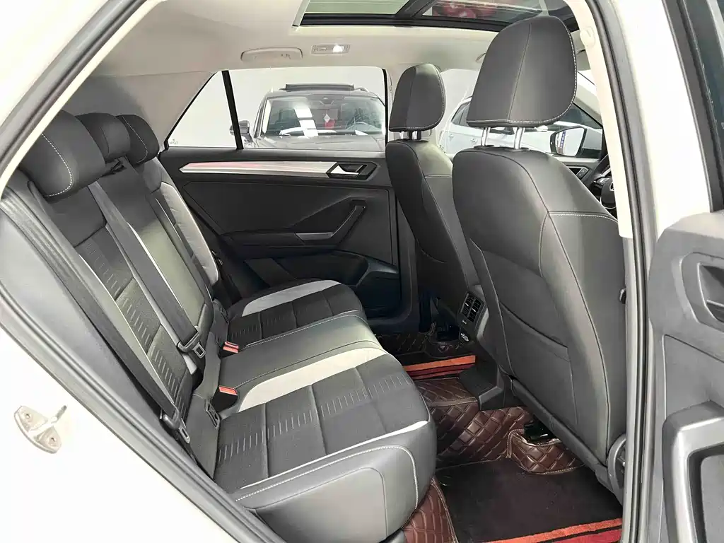 Volkswagen T-Roc 2023 — фото 13