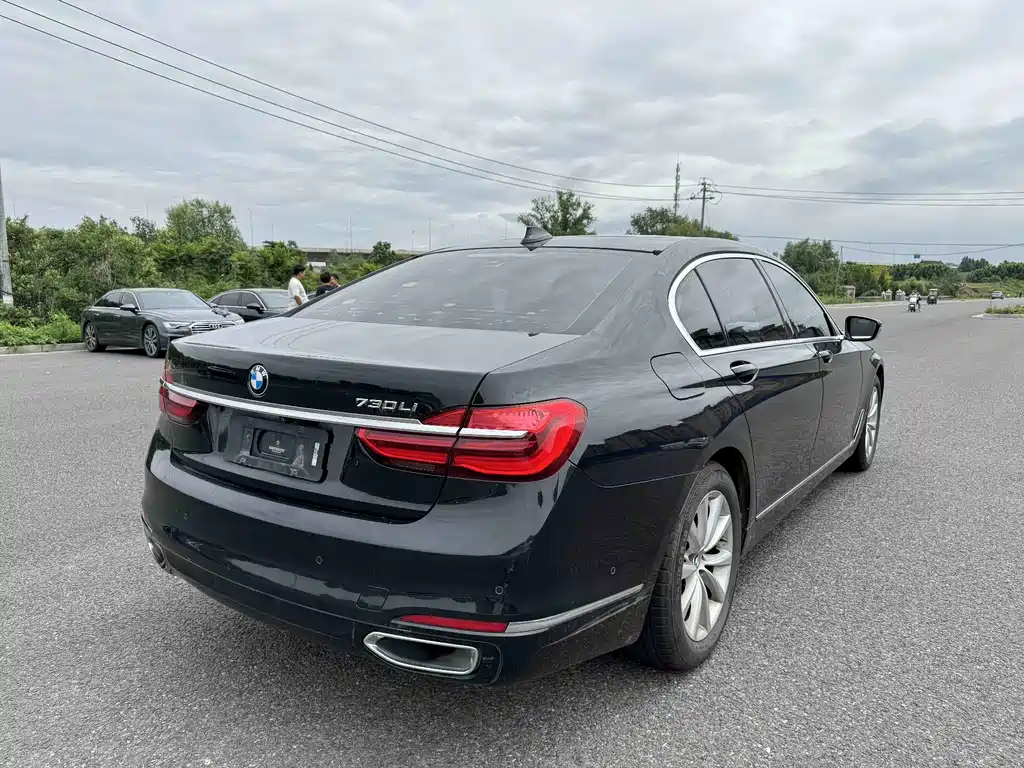 BMW 7 Series 2017 — фото 9