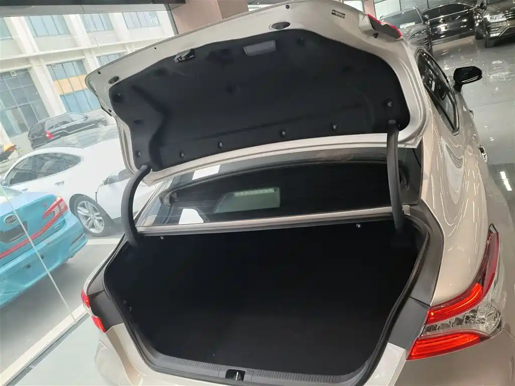 Toyota Camry 2019 — фото 15