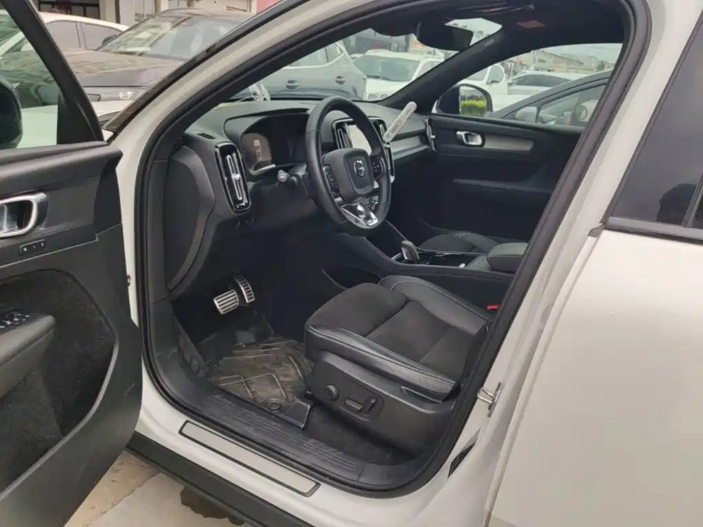 Volvo XC40 New Energy 2022 — фото 16