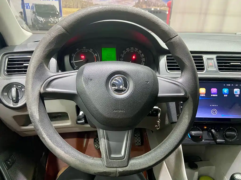 Skoda Rapid 2015 — фото 10