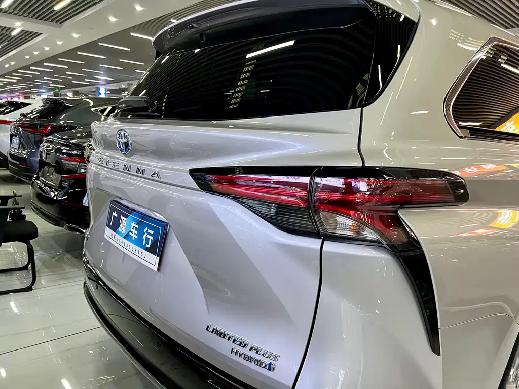 Toyota Sienna 2022 — фото 17