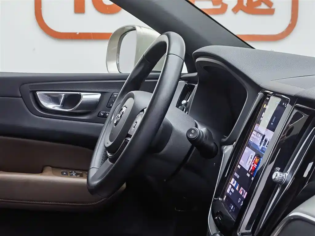 Volvo XC60 2022 — фото 22