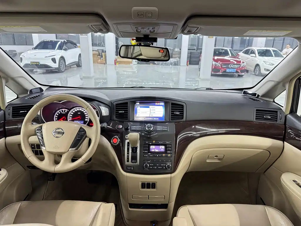 Nissan Quest 2015 — фото 11