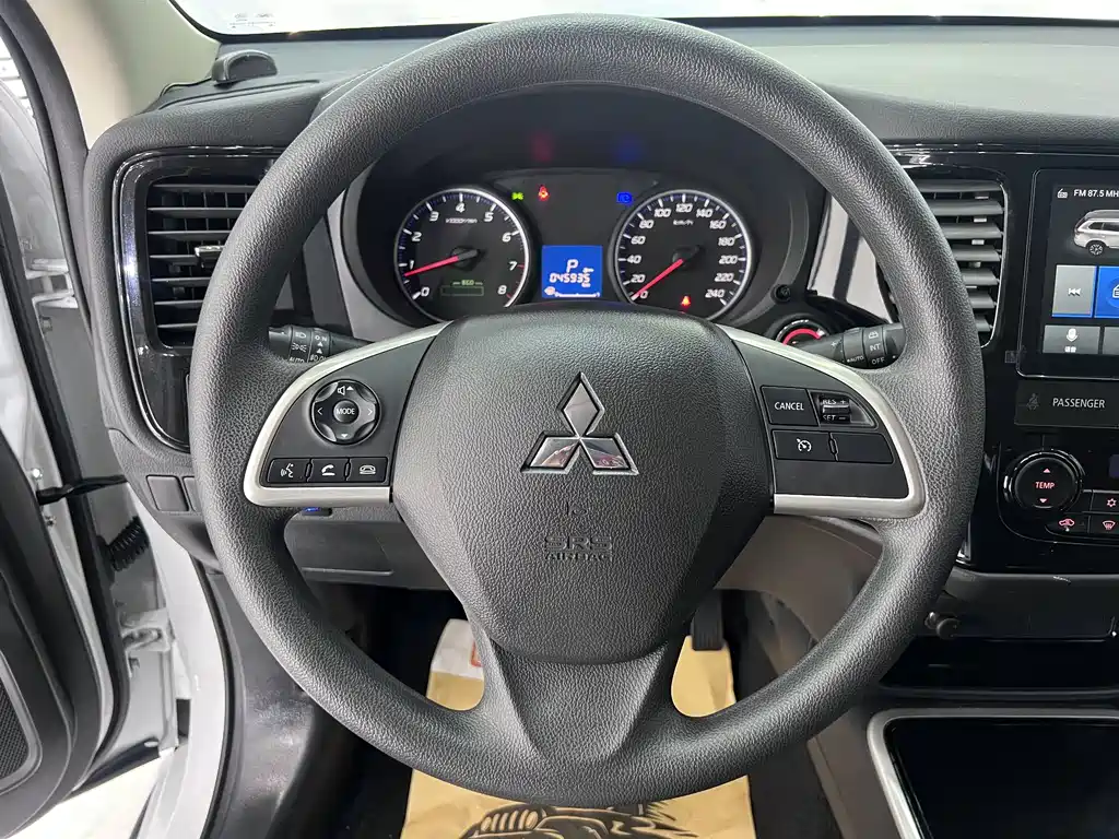 Mitsubishi Outlander 2023 — фото 11