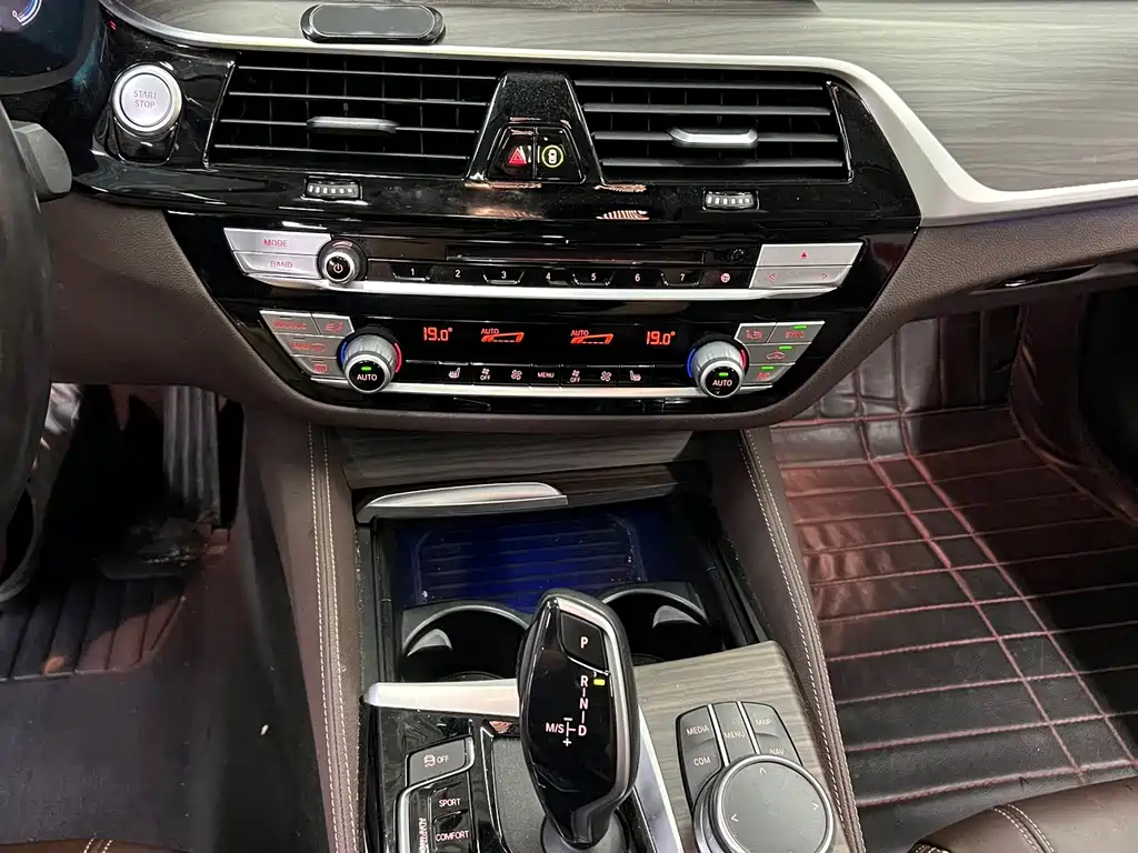 BMW 5 Series New Energy 2019 — фото 19