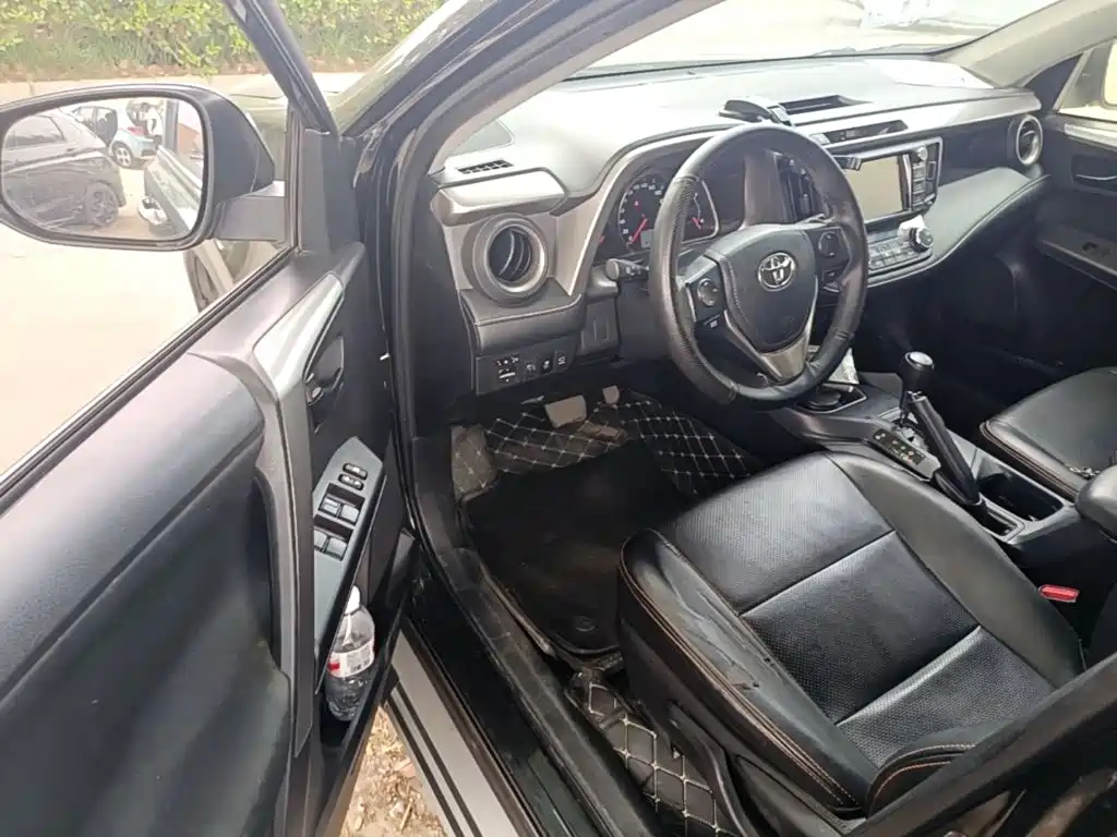 Toyota RAV4 2018 — фото 16