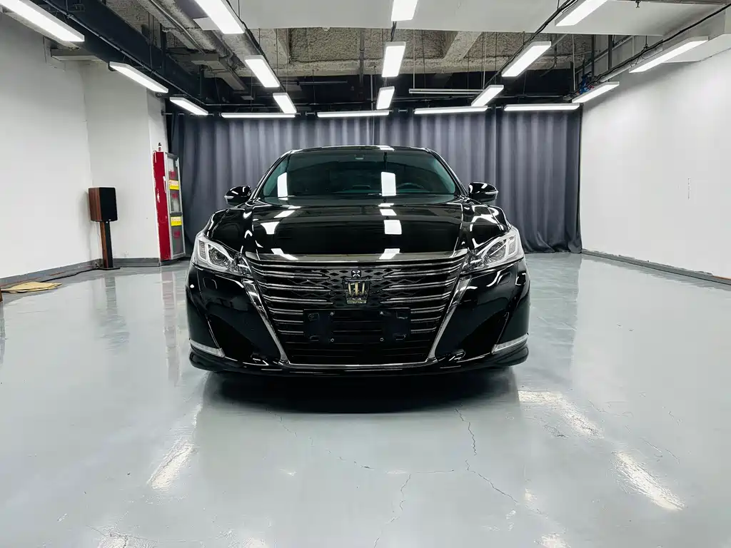 Toyota Crown 2018 — фото 2