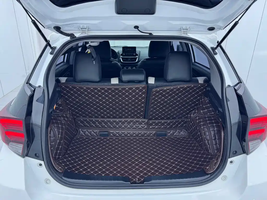 Toyota Yaris L 2022 — фото 16