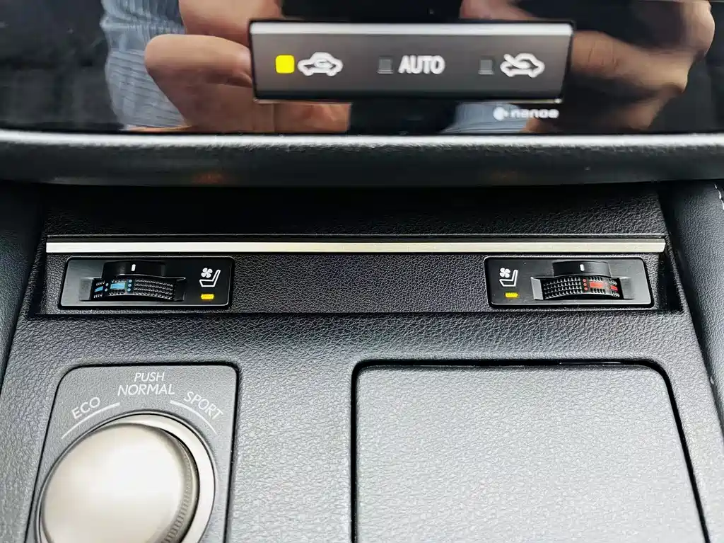 Lexus ES 2018 — фото 11
