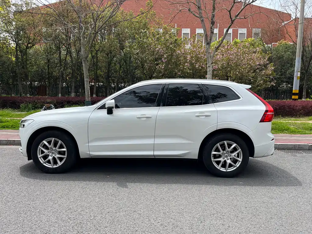 Volvo XC60 2019 — фото 2