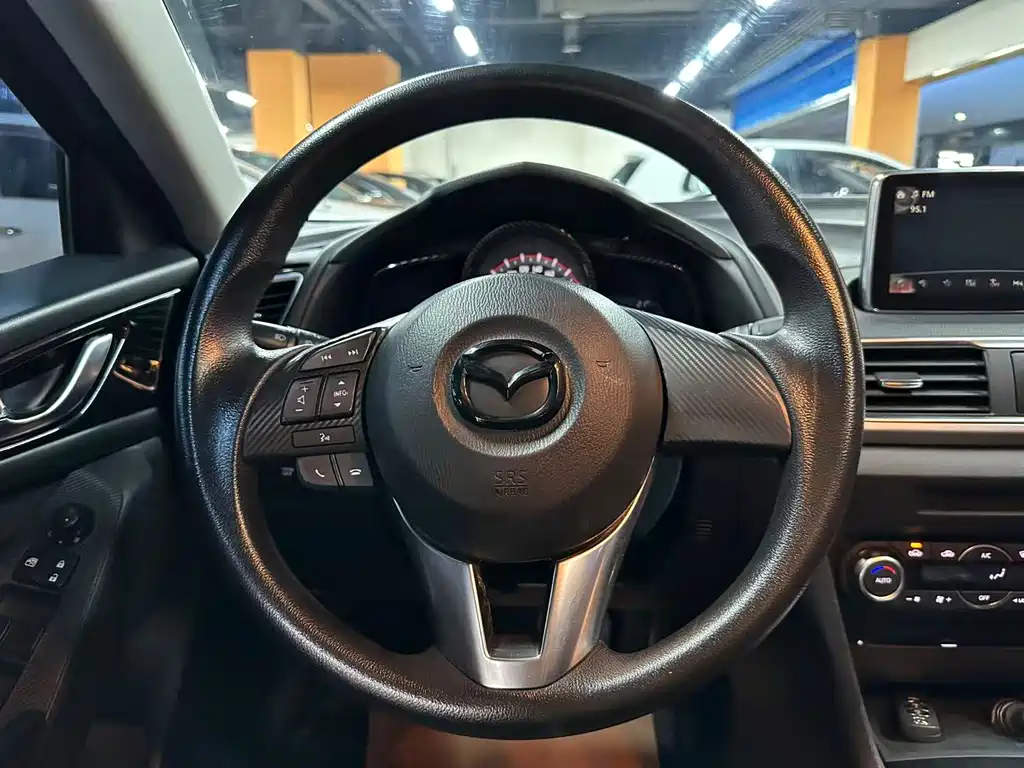 Mazda 3 Axela 2016 — фото 10