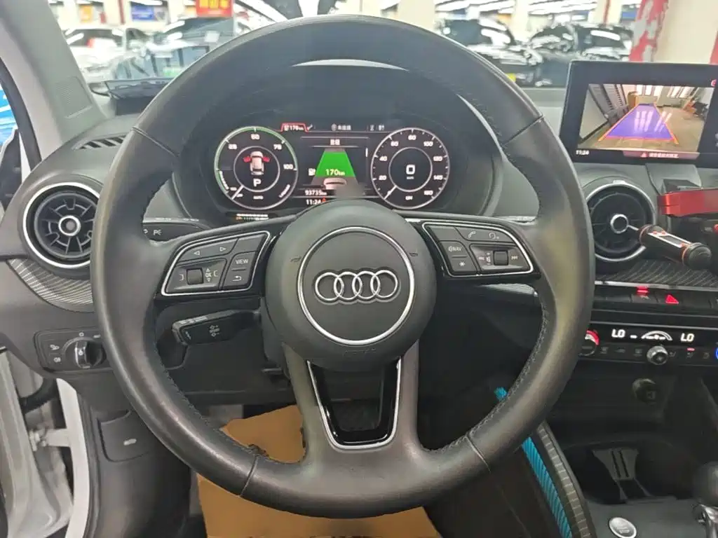 Audi Q2L e-tron 2020 — фото 11