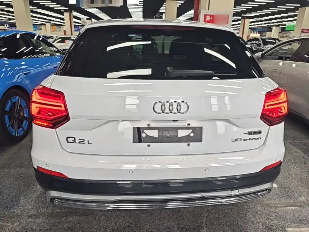 Audi Q2L e-tron 2020 — фото 6