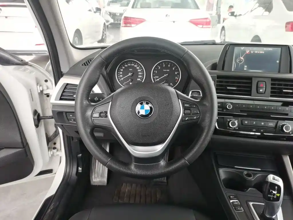 BMW 1 Series 2017 — фото 11