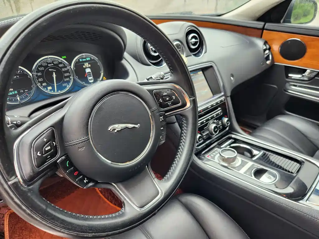 Jaguar XJ 2015 — фото 17