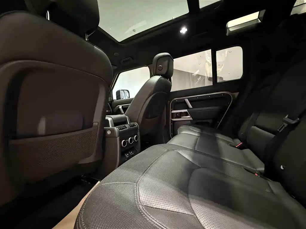 Land Rover Defender 2023 — фото 17