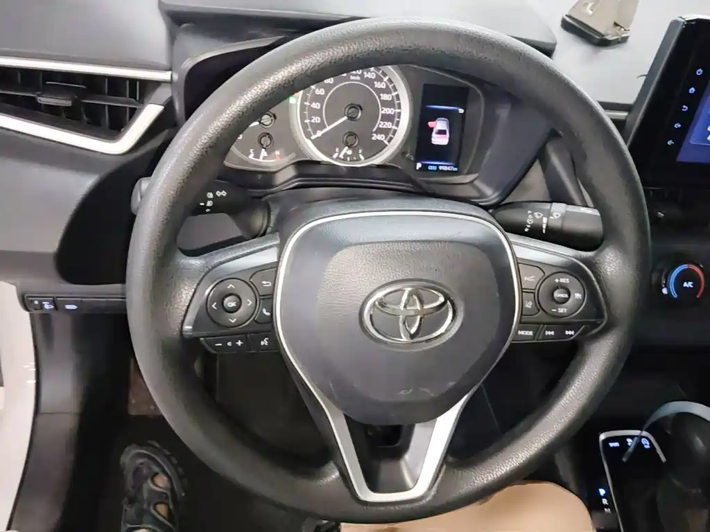 Toyota Corolla 2023 — фото 11