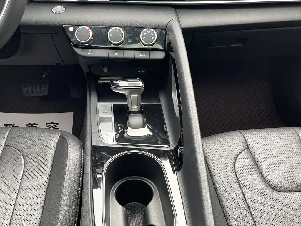 Hyundai Elantra 2023 — фото 16