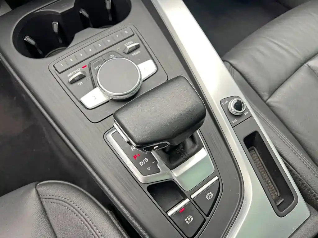 Audi A4L 2018 — фото 16
