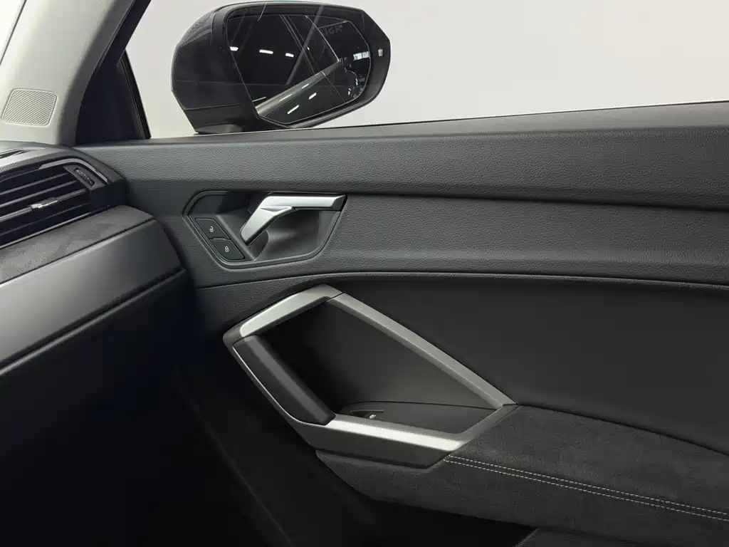 Audi Q3 2023 — фото 10