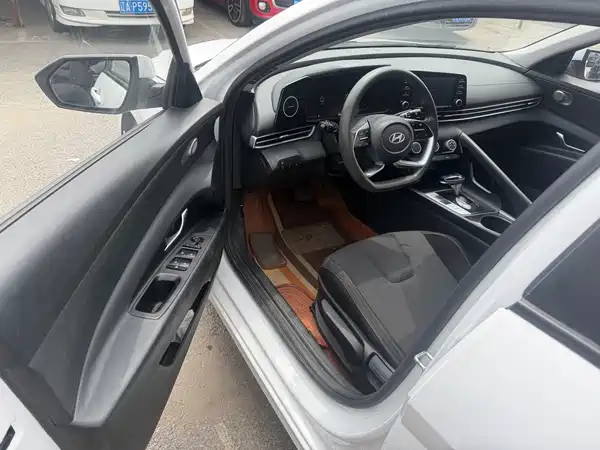 Hyundai Elantra 2024