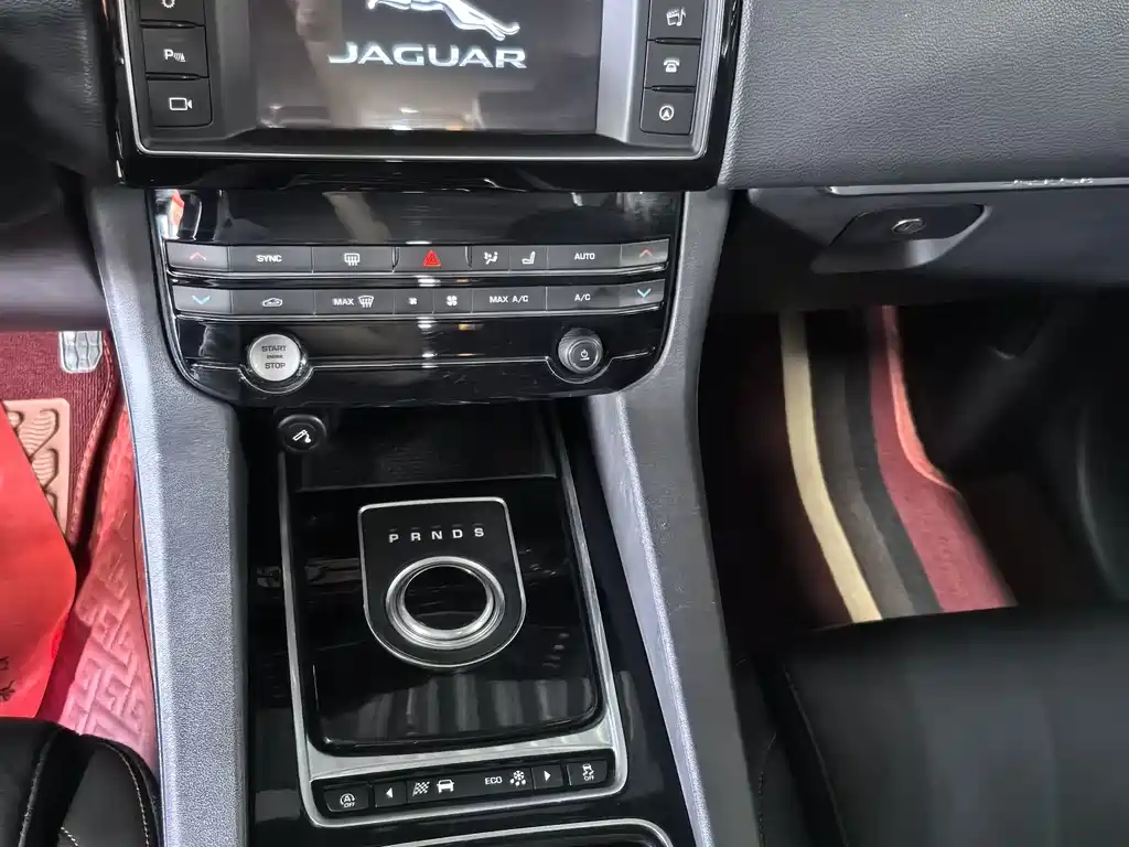 Jaguar F-PACE 2018 — фото 10