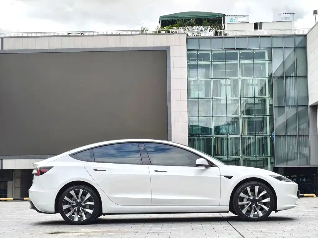 Tesla Model 3 2025 — фото 9