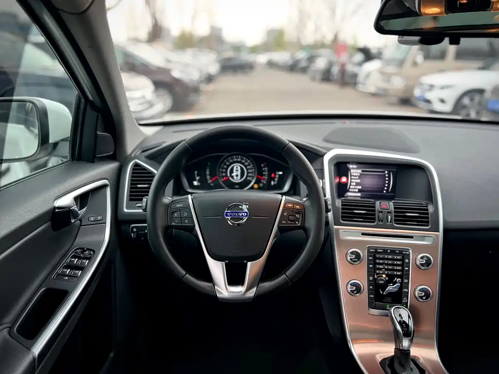 Volvo XC60 2017 — фото 11