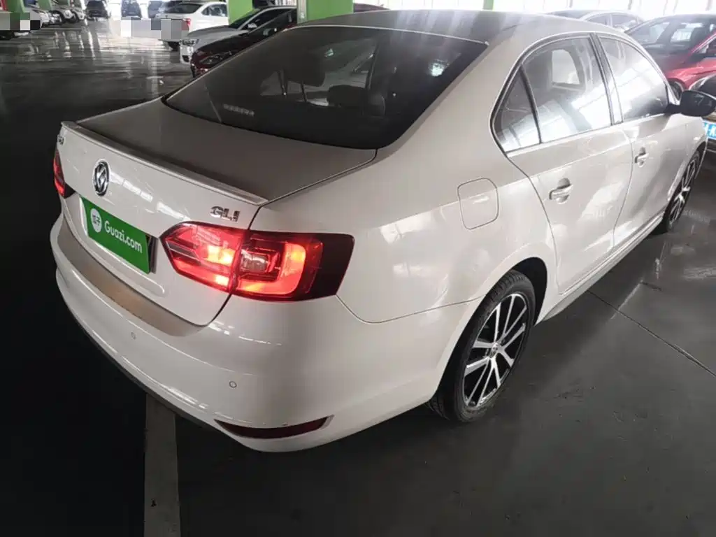 Volkswagen Sagitar 2015