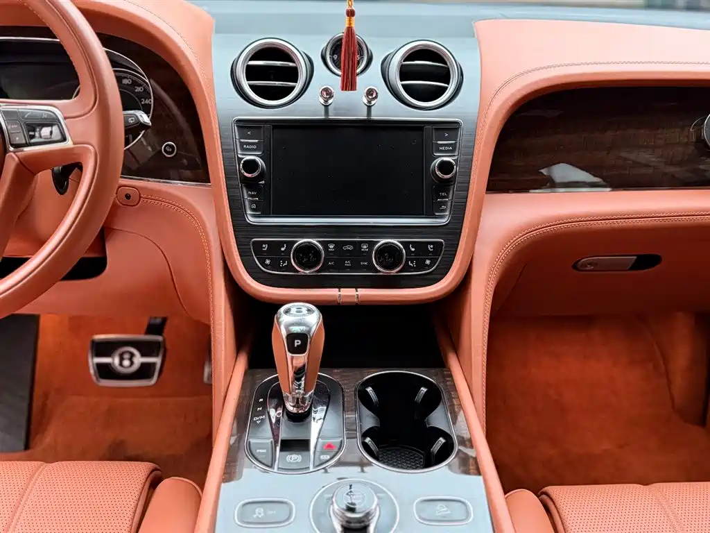 Bentley Bentayga 2017 — фото 14