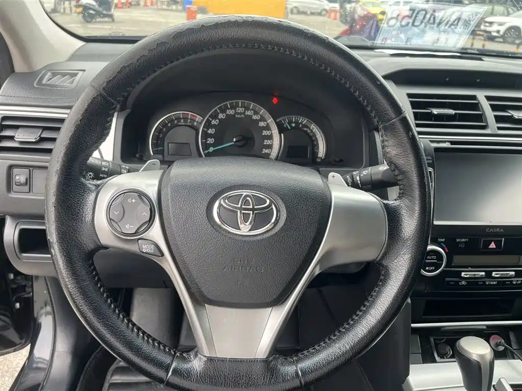 Toyota Camry 2014 — фото 11