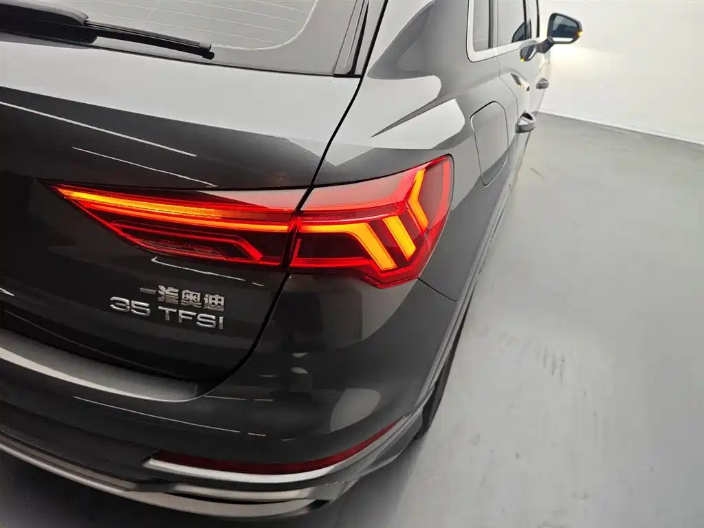 Audi Q3 2019 — фото 24