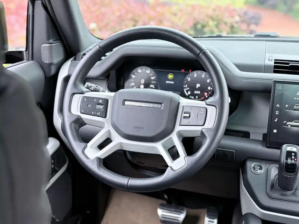 Land Rover Defender 2024 — фото 16