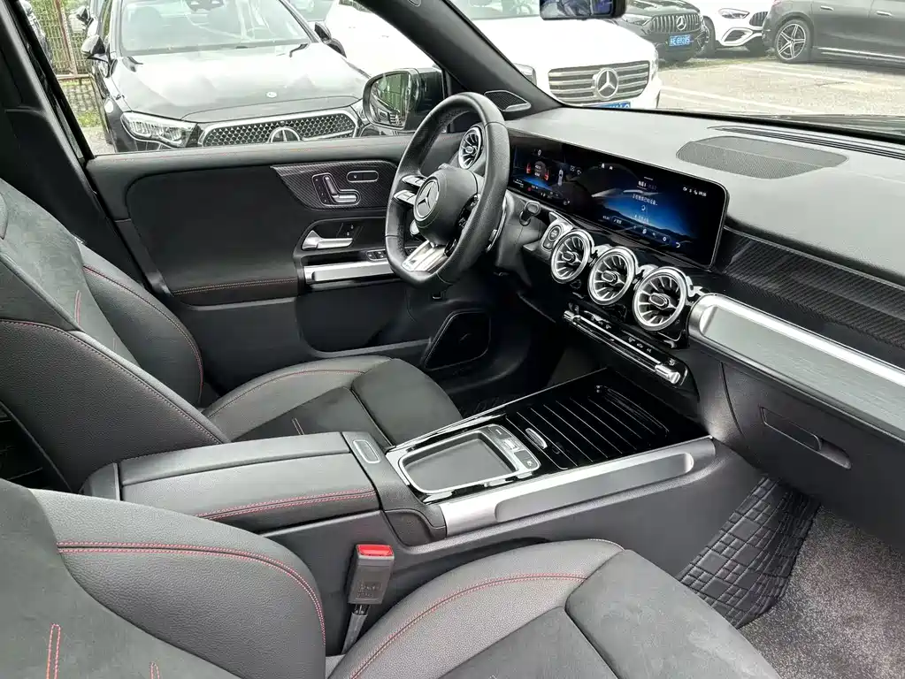 Mercedes-Benz GLB AMG 2025 — фото 14