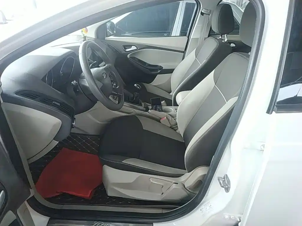 Ford Focus 2015 — фото 15