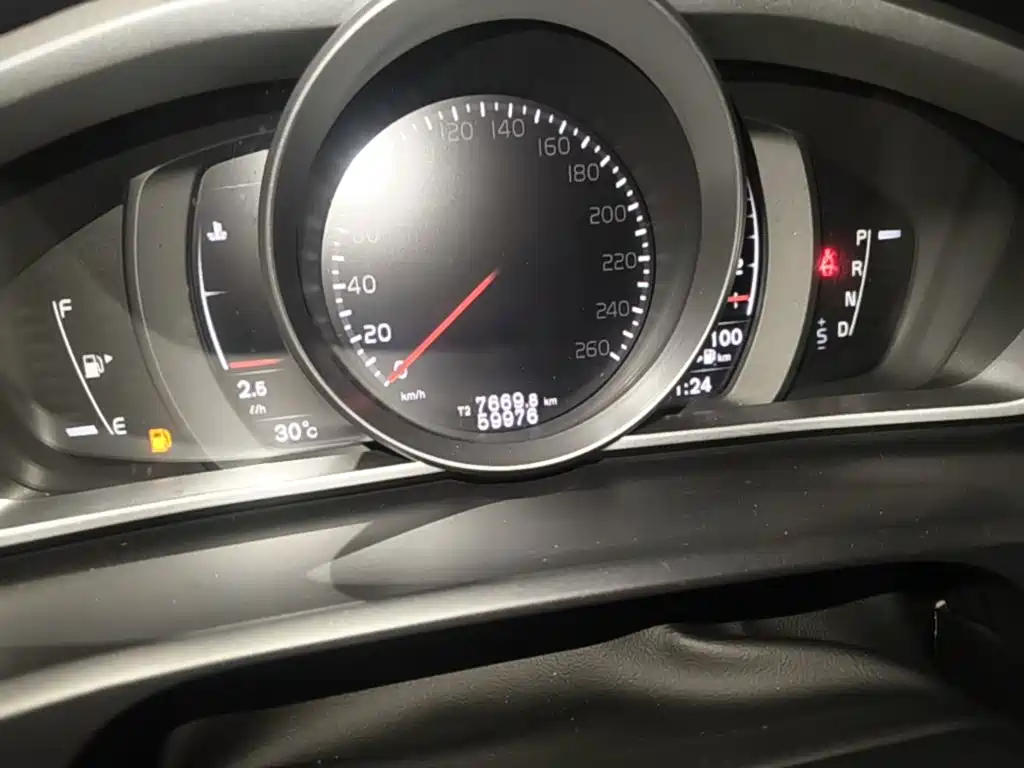 Volvo V40 2017 — фото 12