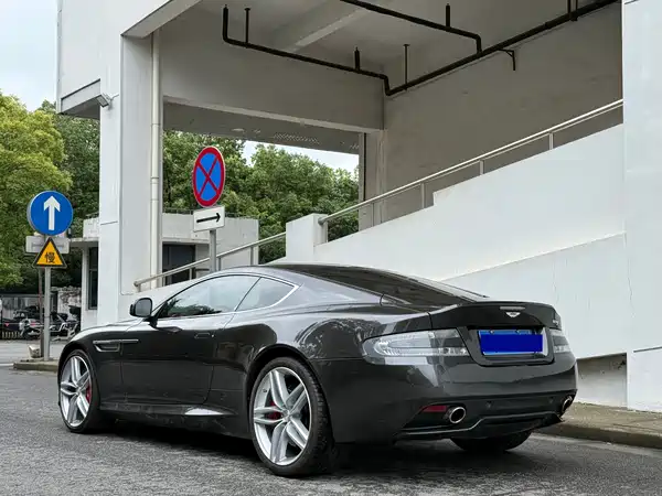 Aston Martin DB9 2015