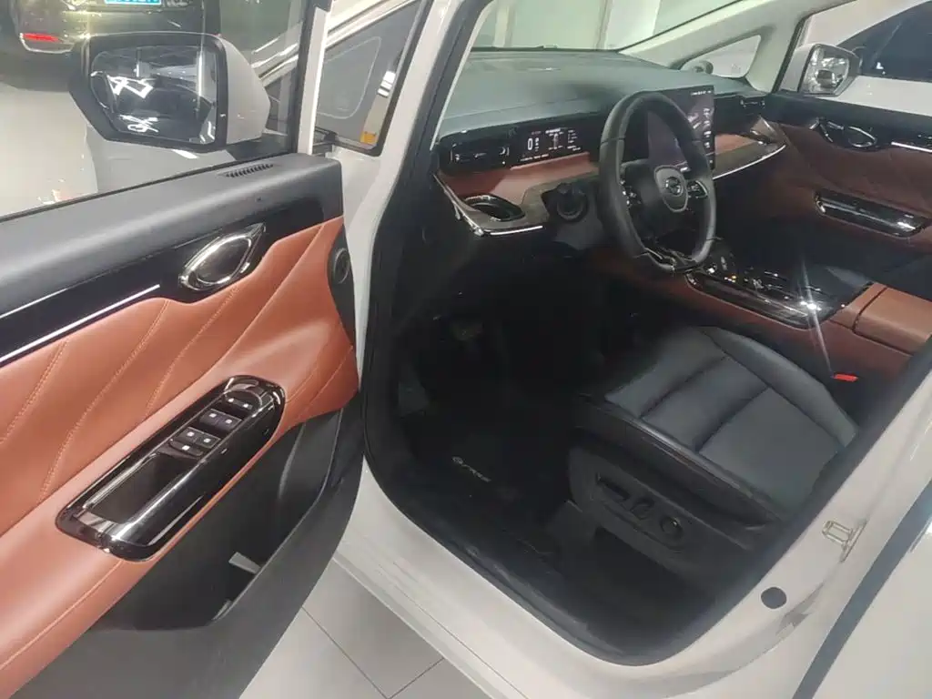 GAC Motor E8 PHEV 2025 — фото 16